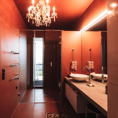 Naturofloor Badezimmer in rotem Farbton in Birmenstorf durch Meier Schmocker AG